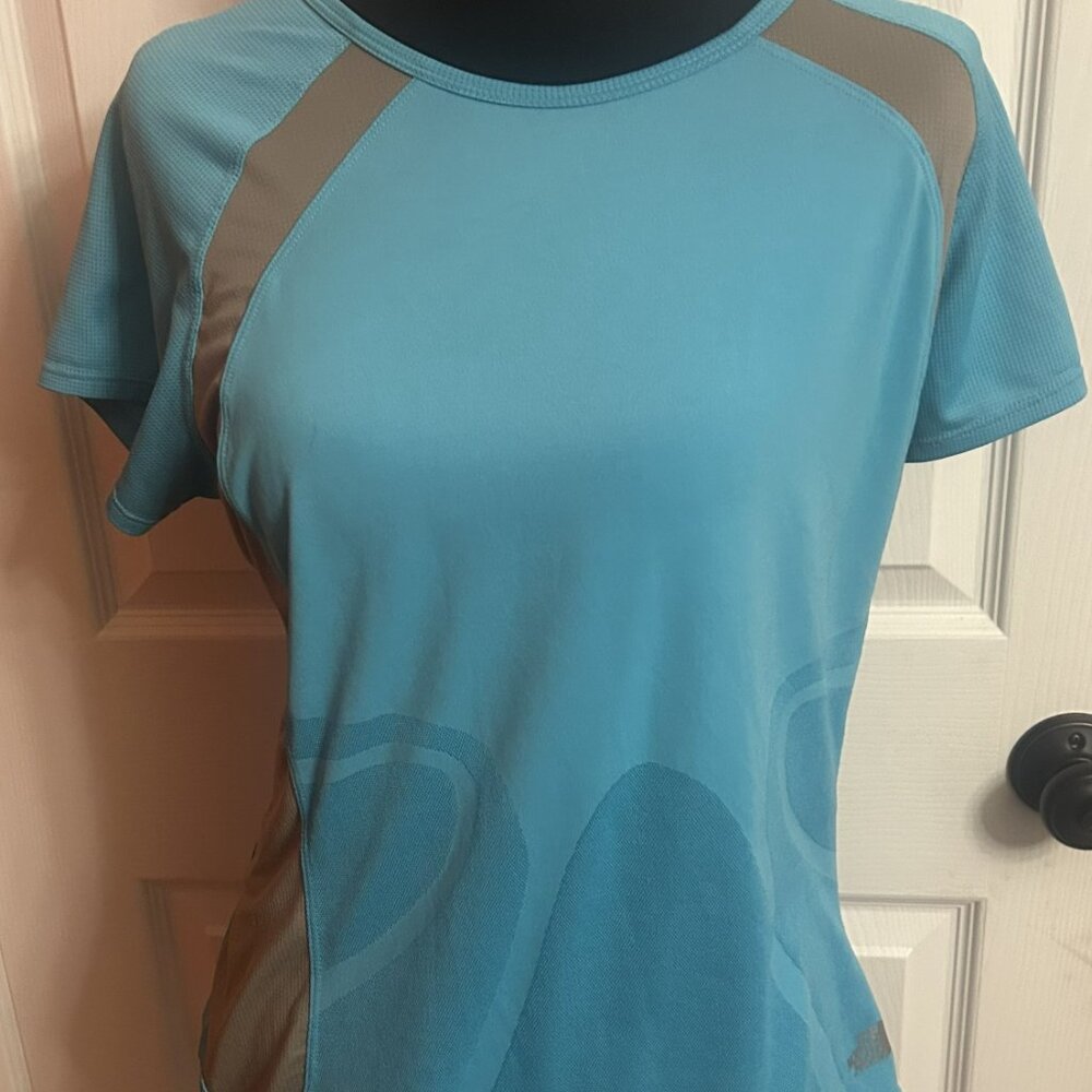 The North Face dry-fit workout shirt - Picture 2 of 5